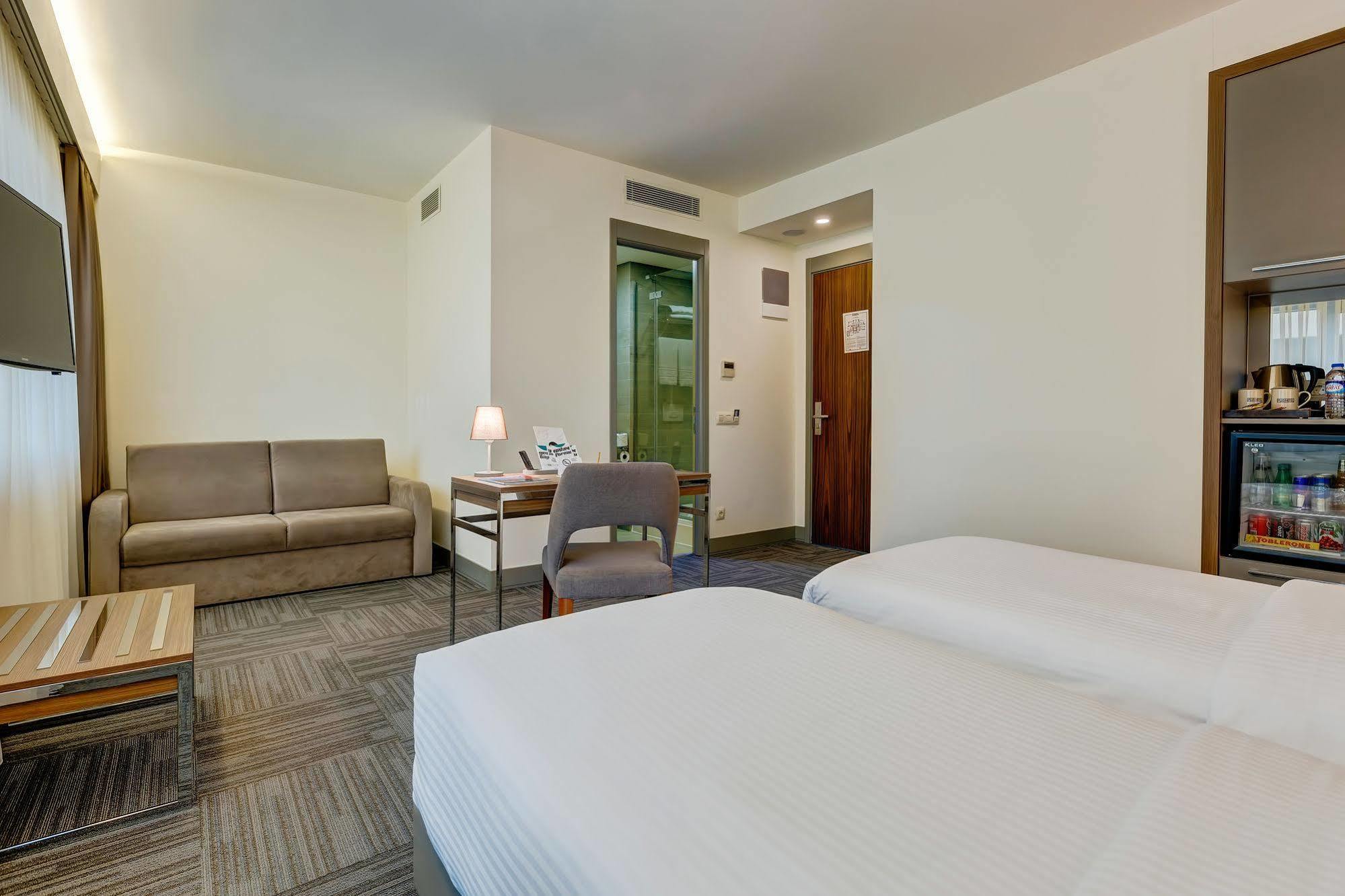 Plus Hotel Bostanci Atasehir Istanboel Buitenkant foto